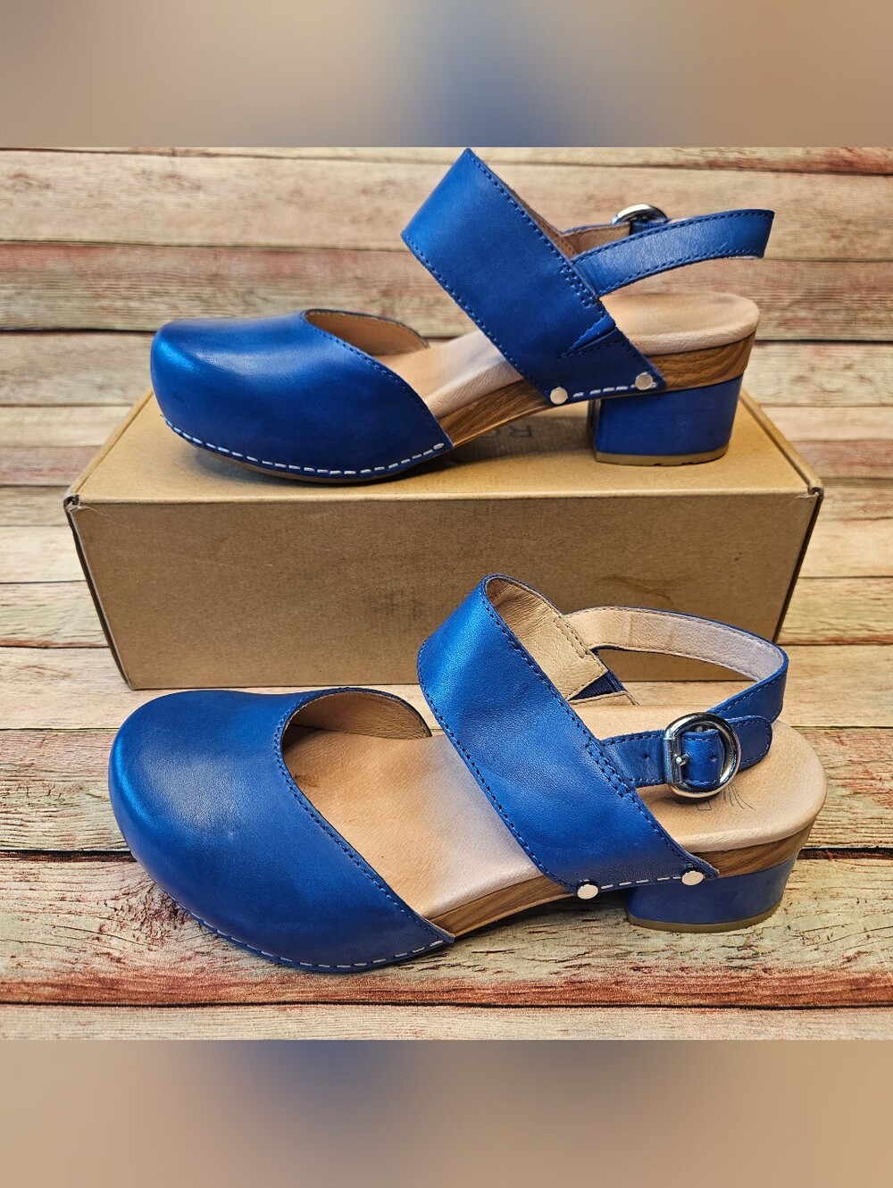 Rare Blue Leather Dansko Women's Malin clog sandals. Size 38